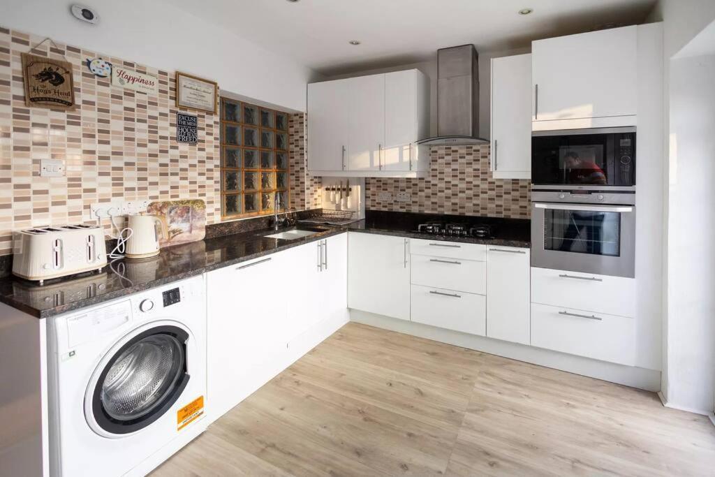Hogwarts Hideaway Themed Property Watford  Esterno foto