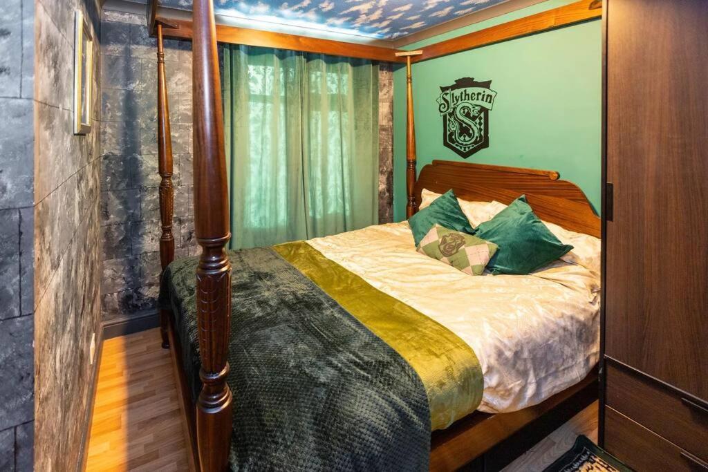 Hogwarts Hideaway Themed Property Watford  Esterno foto