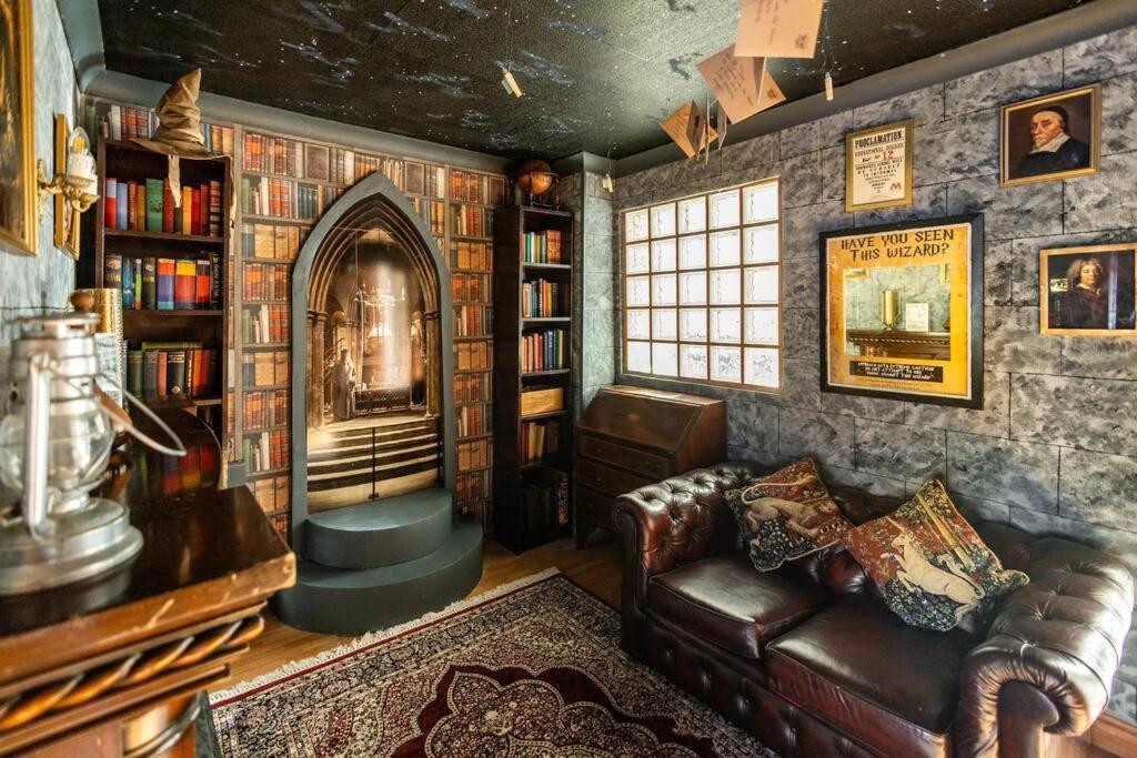 Hogwarts Hideaway Themed Property Watford  Esterno foto