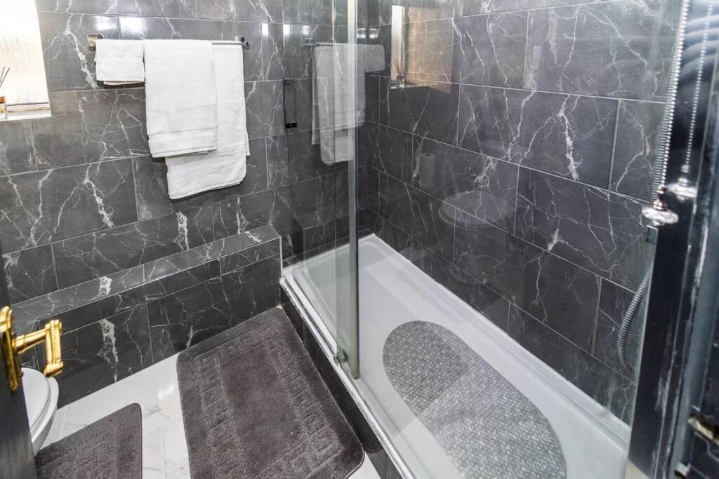 Hogwarts Hideaway Themed Property Watford  Esterno foto