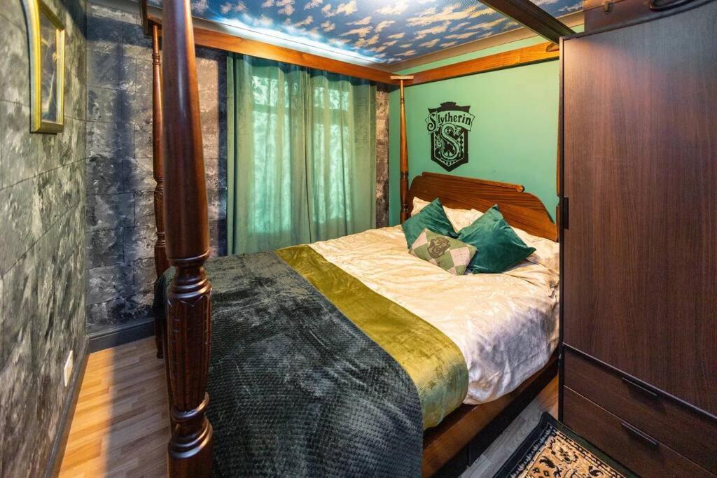 Hogwarts Hideaway Themed Property Watford  Esterno foto