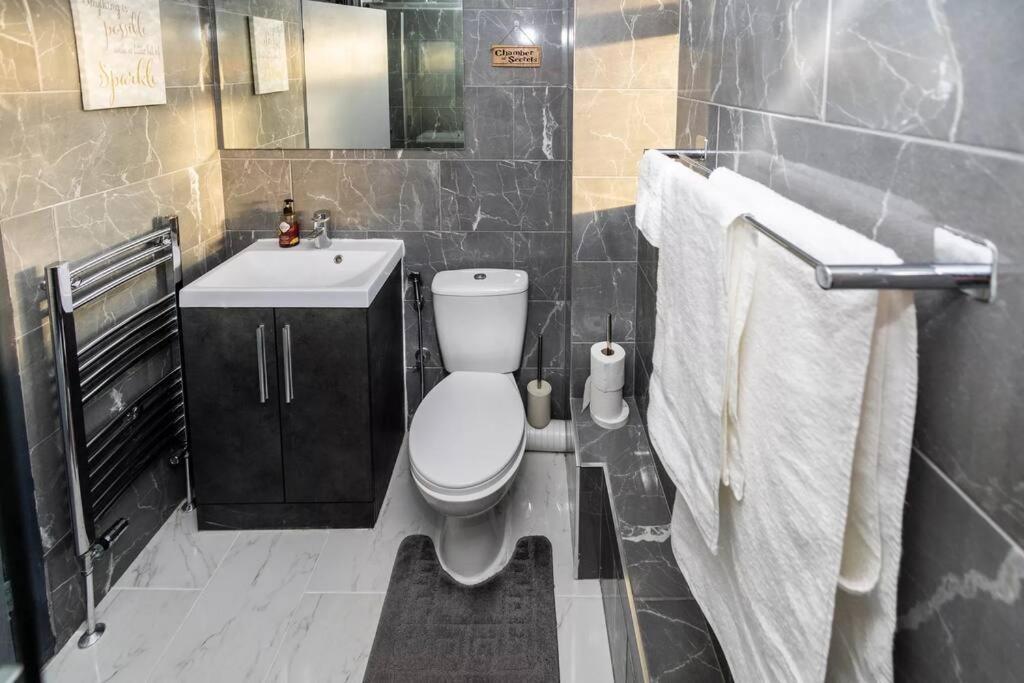Hogwarts Hideaway Themed Property Watford  Esterno foto