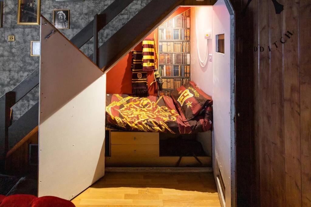 Hogwarts Hideaway Themed Property Watford  Esterno foto